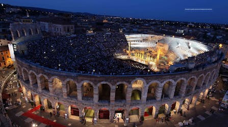Paquete de ópera Arena di Verona con entradas, recorrido por la ciudad y transporte